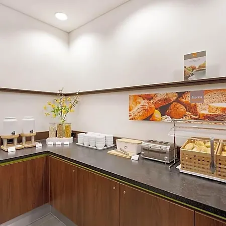 Отель Express By Ihg 3*